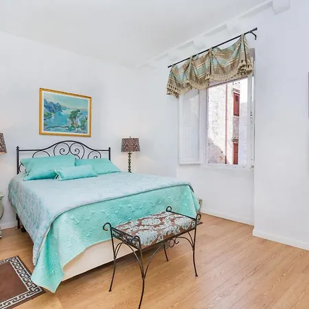 The Steps Old Town شقة