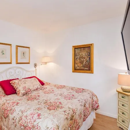 The Steps Old Town شقة